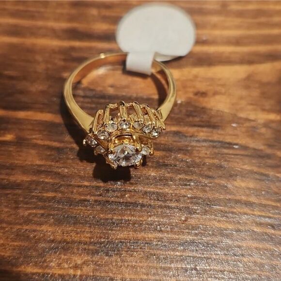 14 K gold- plated cubic wedding/ engagement zirconia ring in size 8 NWT Classic - Picture 5 of 10